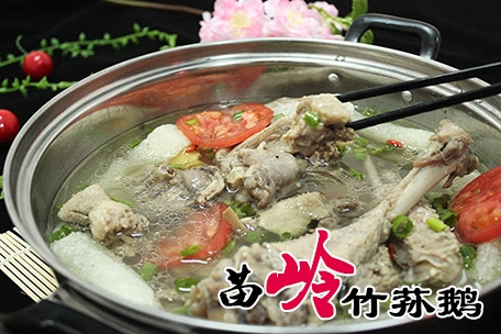 【舜泰火鍋】苗嶺竹蓀鵝本店所用大鵝均為笨鵝，湯鮮味美，其肉肥而不膩，香氣撲鼻。